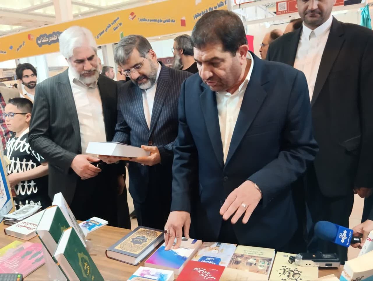 بازدید دکتر محمد مخبر، معاون اول رییس جمهور و دکتر محمد مهدی اسماعیلی ، وزیر فرهنگ و ارشاد اسلامی از غرفه سازمان ترویج مطالعه و نشر جهاد دانشگاهی در نمایشگاه بین‌المللی کتاب تهران