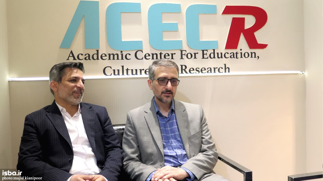 مدیر کل فرهنگی وزارت بهداشت از غرفه جهاد دانشگاهی در نمایشگاه کتاب بازدید کرد