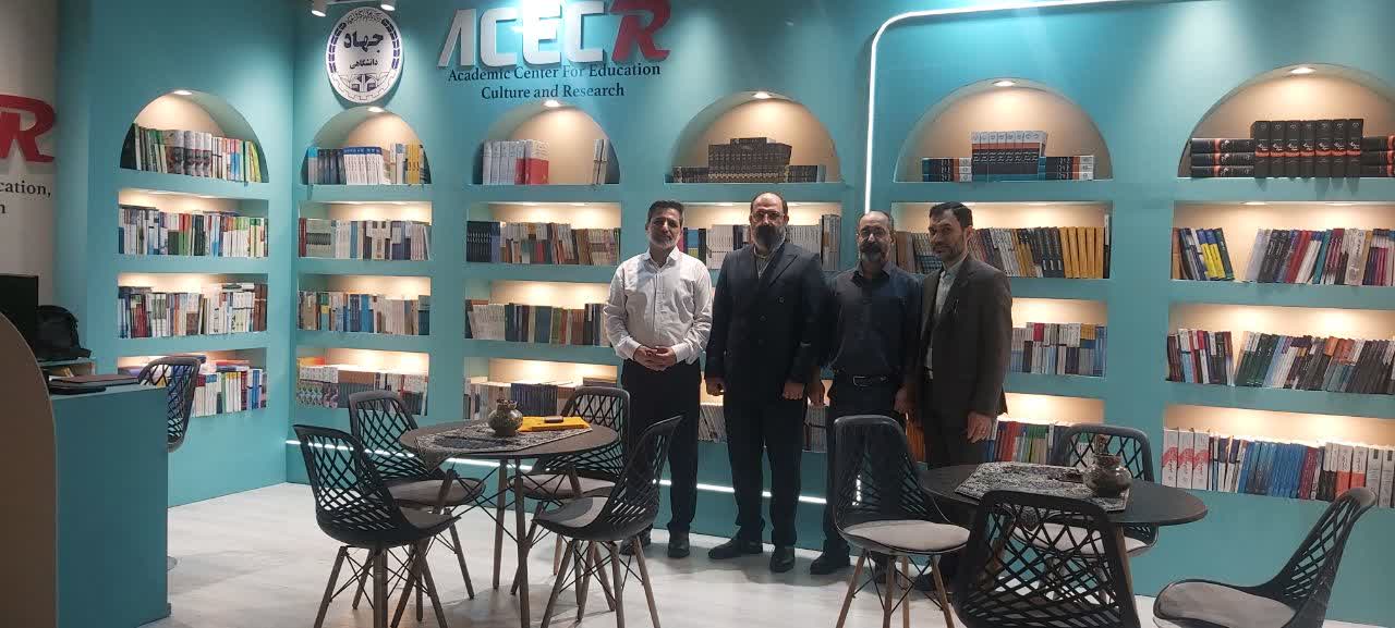 بازدید مدیر کل دفتر توسعه کتاب و کتابخوانی وزارت فرهنگ و ارشاد اسلامی از غرفه جهاد دانشگاهی