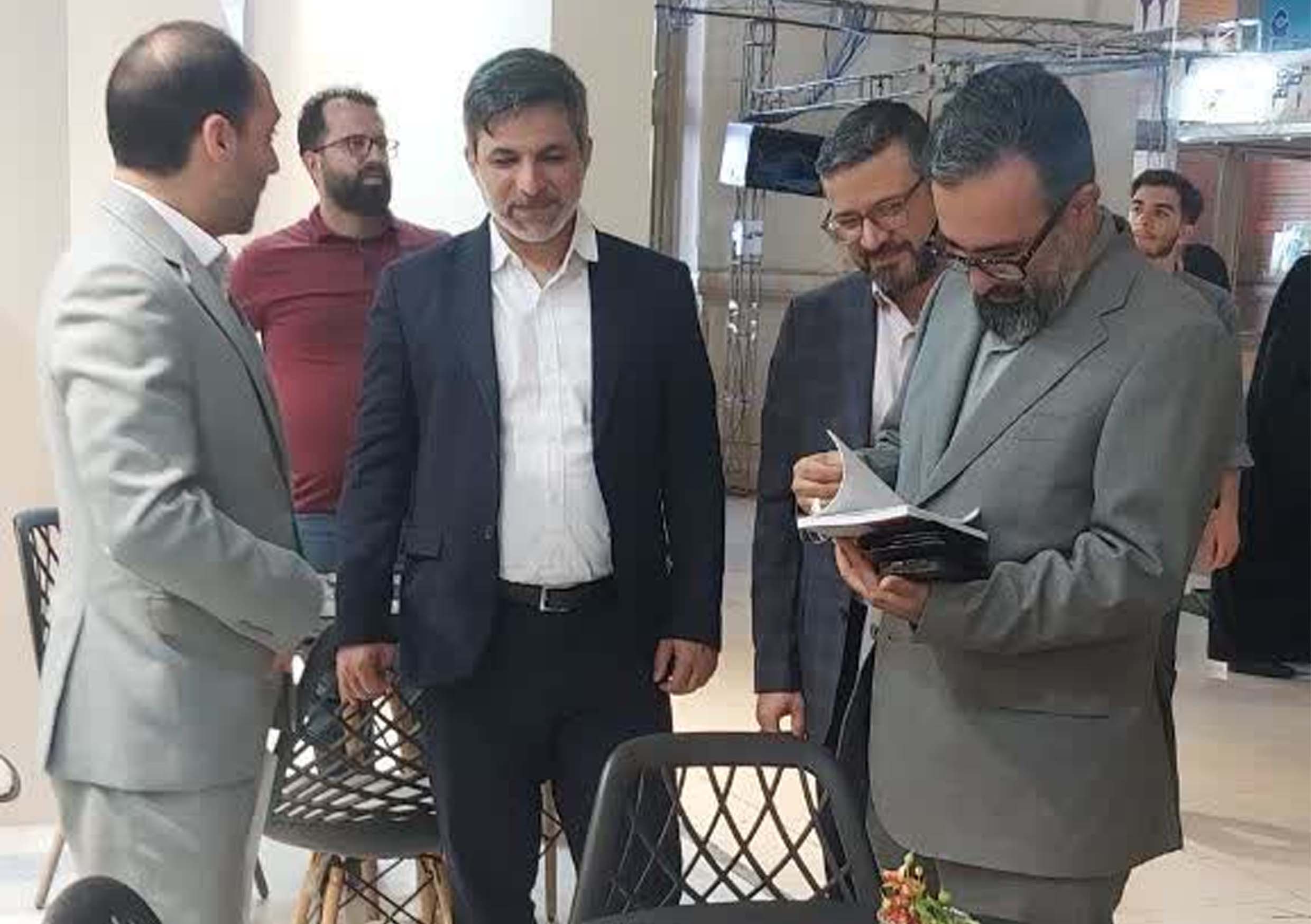 معاون سیاسی و قضایی سازمان بازرسی کل کشور از غرفه جهاد دانشگاهی در نمایشگاه کتاب بازدید کرد