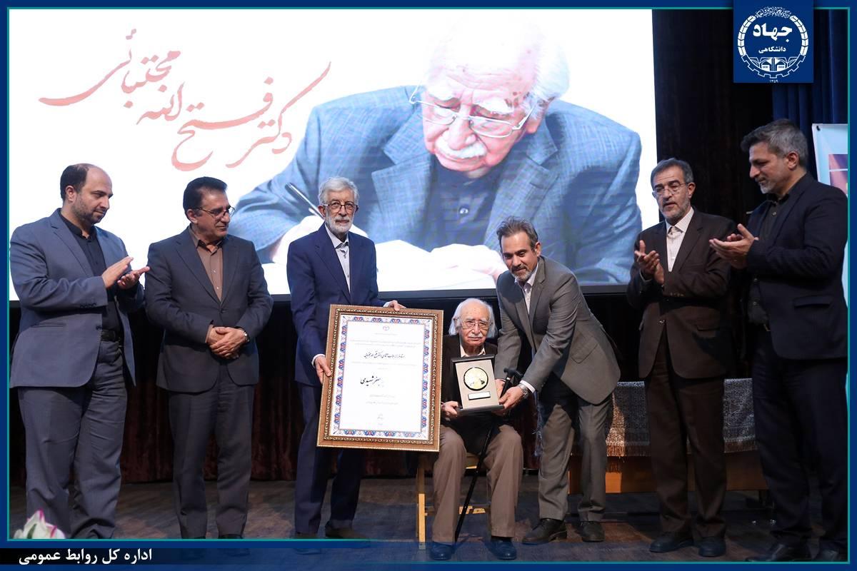 اعطای جایزه ملی «علامه سیدجعفر شهیدی» به استاد فتح‌الله مجتبایی/ تاکید بر اهمیت خودشناسی جوانان و پیوند آن با فرهنگ و تمدن بزرگ ایران