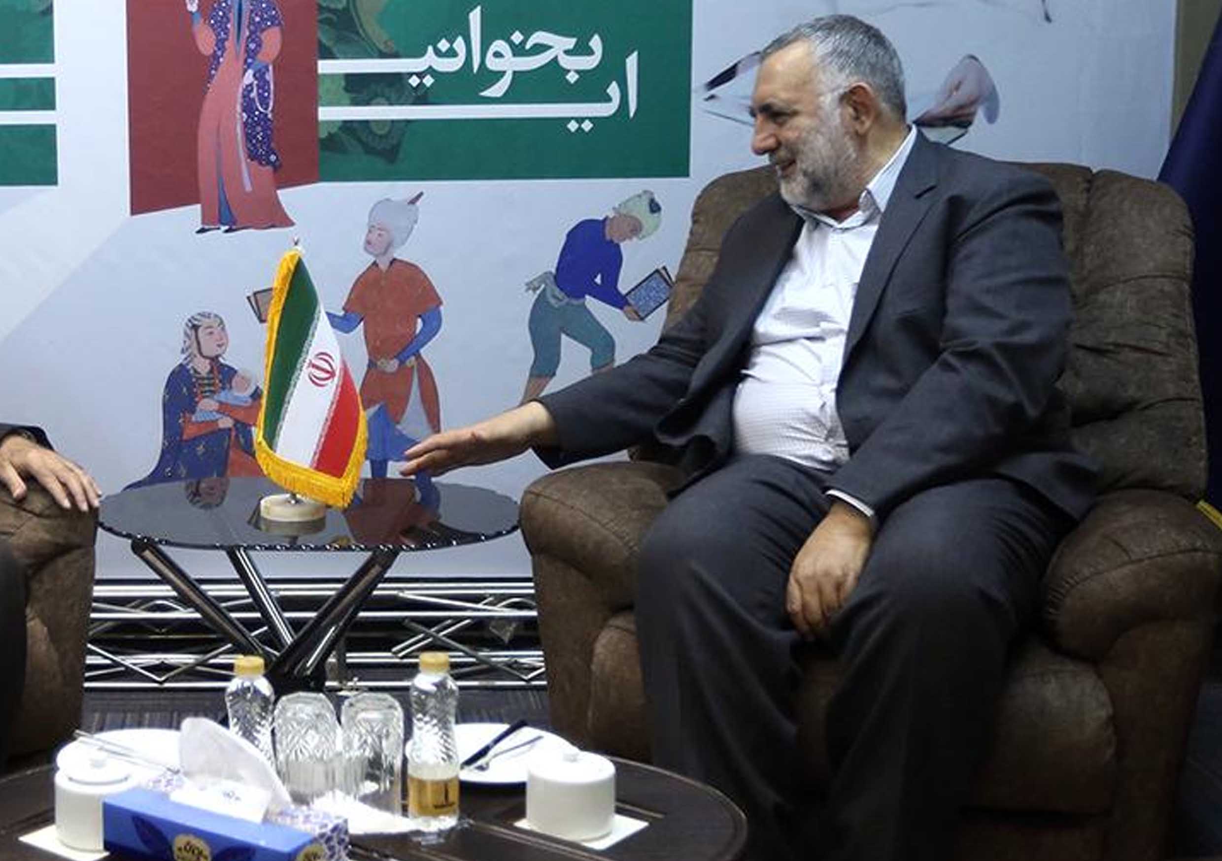 بازدید دکتر محسن جوادی از غرفه جهاد دانشگاهی 