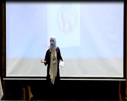 اجرای آیدا ابوئیان در دومین دوره مسابقات ملی‌ ارائه سه‌ دقیقه‌ای (بخش کتاب)